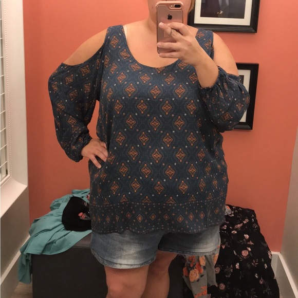 ☀️ Torrid Size 4 Geo Print Cold Shoulder Long Sleeve Top - Picture 1 of 8